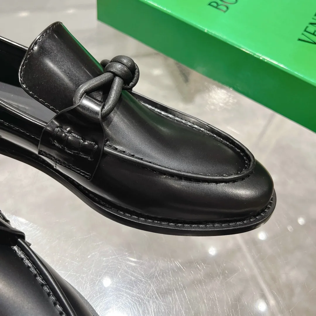 [BV] Top P: 860💰 Size: Female 35-39 (Female 40 custom-made) Male 39-44 (38.45 non-refundable) Bottega Veneta 2025 Autumn and Winter counter style! Small round toe loafers! Imported leather outsole! Imported open edge beaded cowhide! Solid color Niuli!
